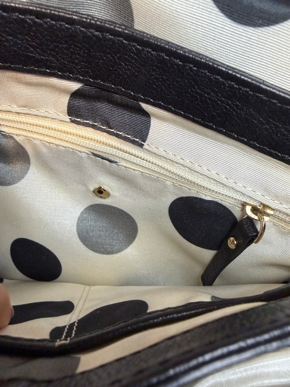 KATE SPADE Classic Black Leather Shoulder Bag with Gold Turn-Lock - Picture 5 of 8